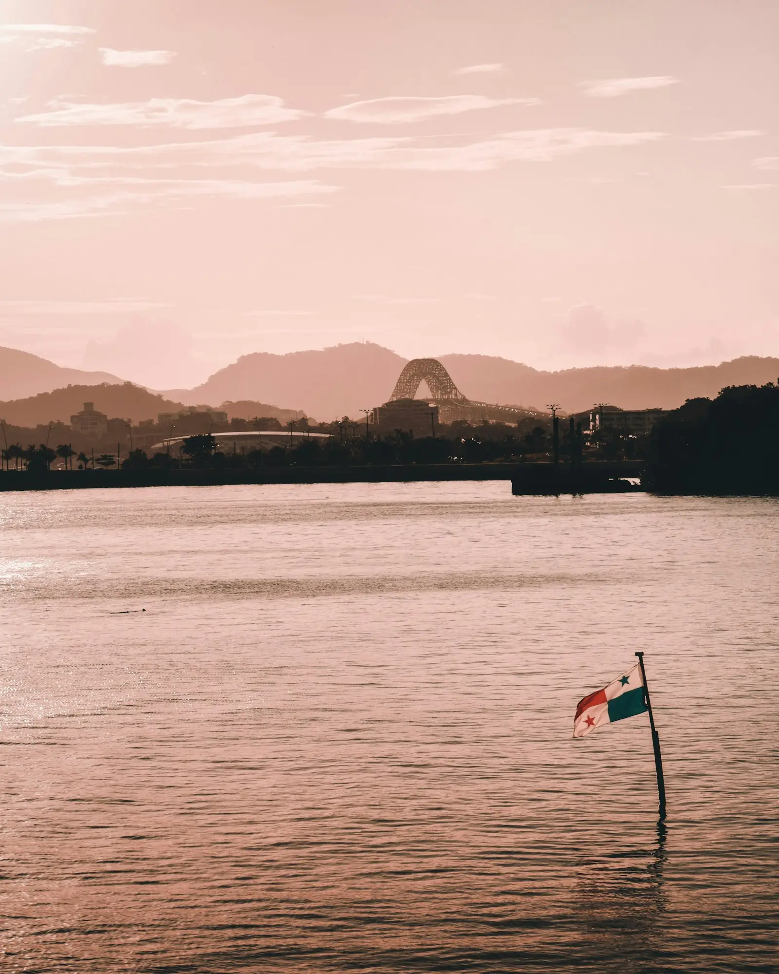 Atardecer sobre el agua en Ciudad de Panamá