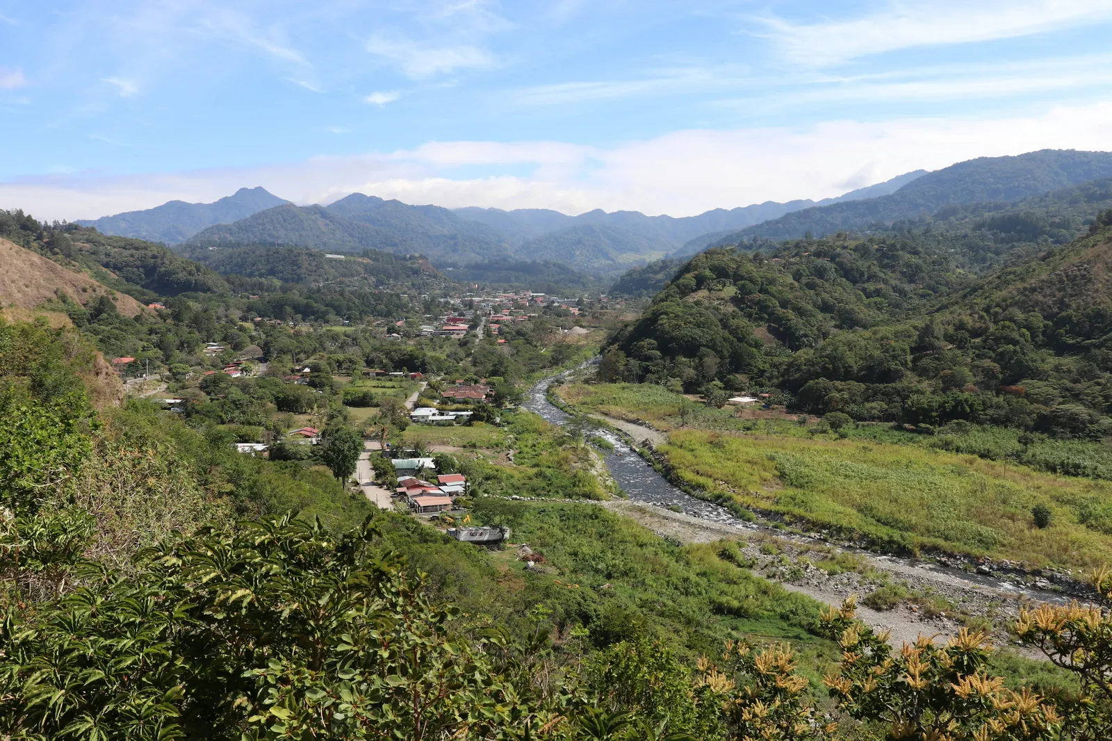 El valle de Boquete y su río vistos desde una ladera