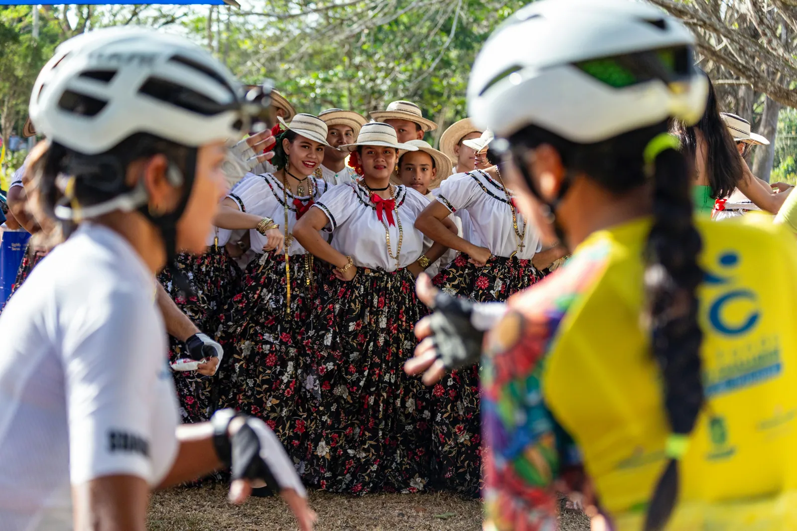 Bailarinas con pollera en un desfile tradicional